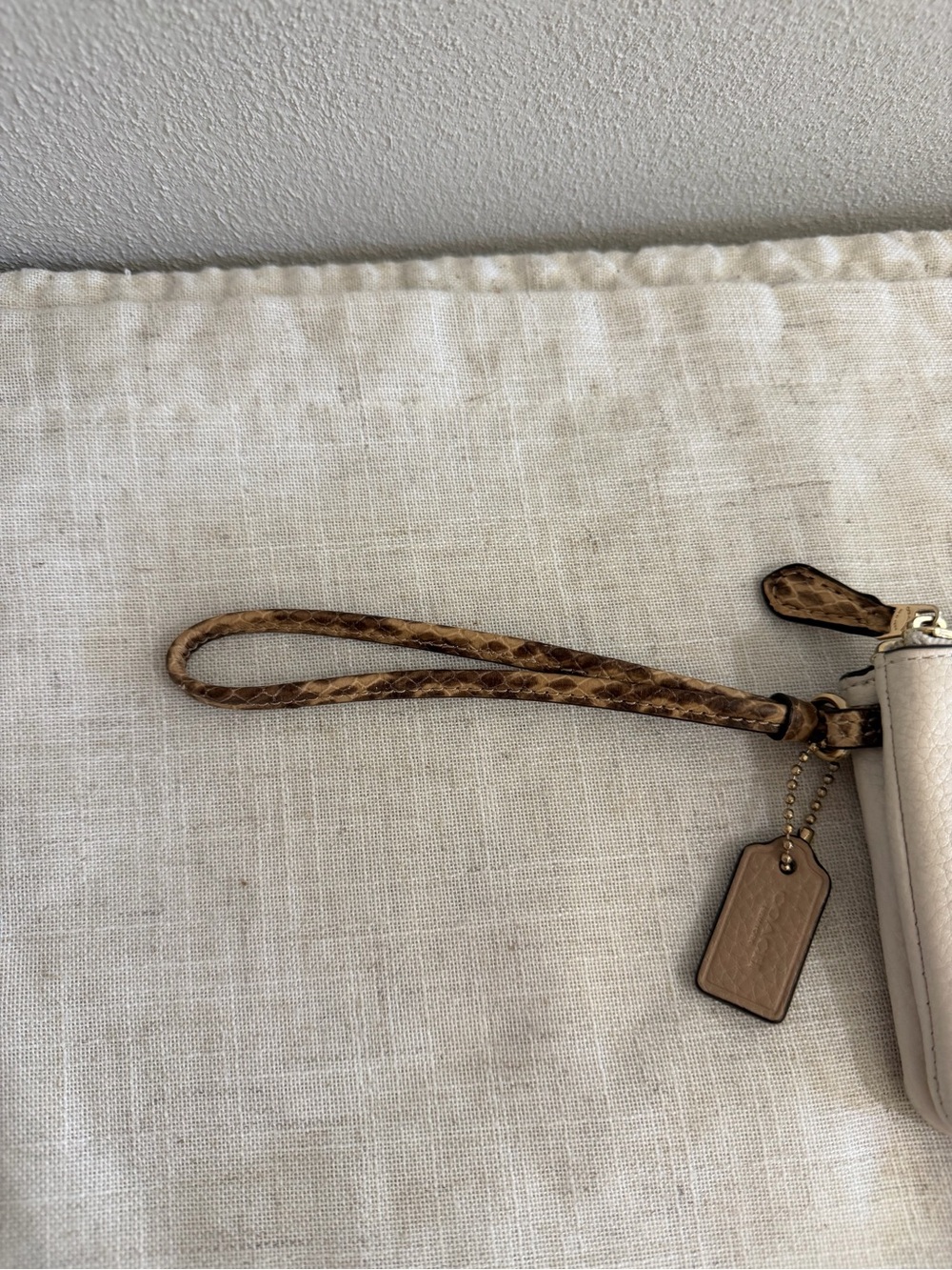 Coach Pebbled Leather Exotic Double Zip White Wristlet - Picture 4 of 10